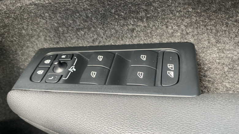 Volvo XC40 2.0 B3P Ultimate Dark 5dr Auto Petrol Estate